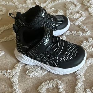 NWOT Sketchers toddler boy size 6